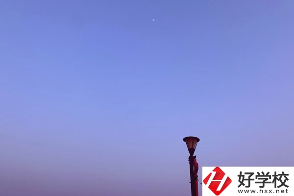 張家界旅游職業(yè)學(xué)校校園環(huán)境怎么樣？