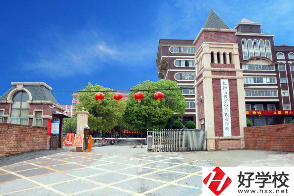 長沙市拔萃中等職業(yè)學校有哪些專業(yè)？學費是多少？