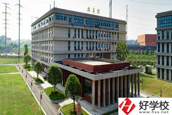 株洲市工業(yè)中等專業(yè)學(xué)校照片.jpg